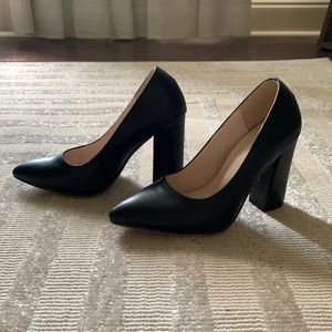 Basic black block heel pumps